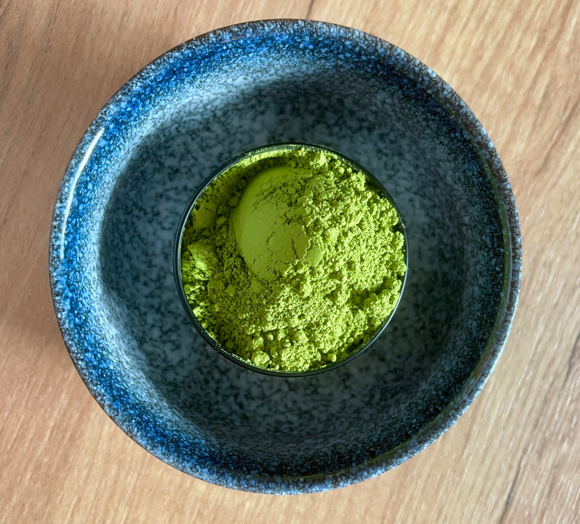 Jak smakuje japońska ceremonial matcha – zielona herbata w proszku o smaku umami z nutą słodyczy